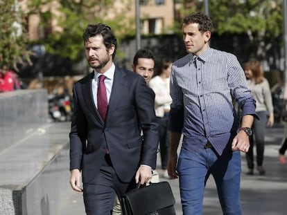  Christian Stuani, derecha, entra a declarar con su abogado en la Ciudad de la Justicia de Valencia. 