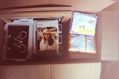 Objetos personales de Rocío Aguirre en una caja en 2008, en una de las fotografías de 'Rocío [2008-2022]'.