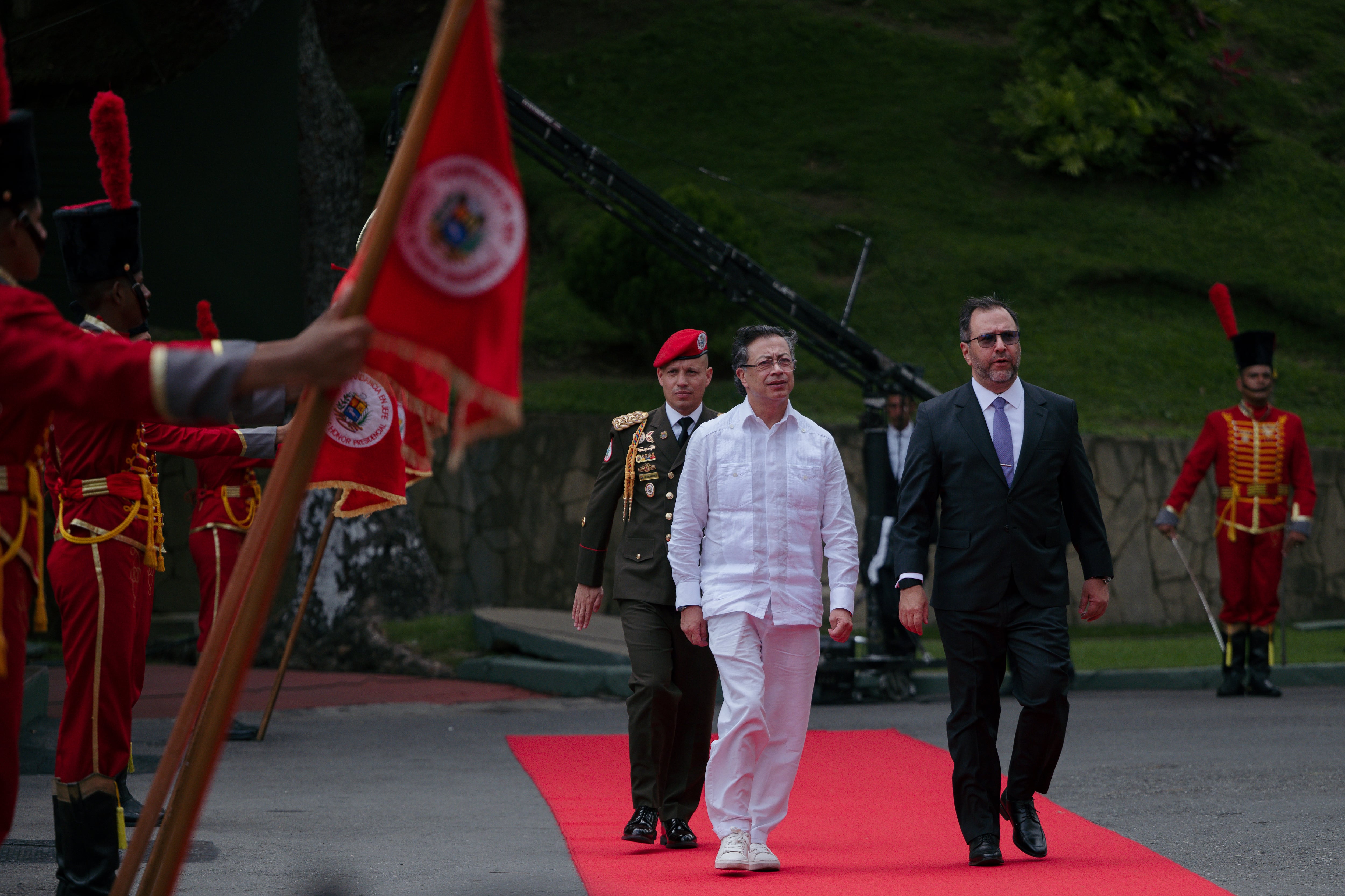 Gustavo Petro llega al Palacio de Miraflores.