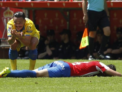 MIkel Vesga, en el suelo, y Roque Mesa, en cuclillas, durante el partido entre Sporting y Las Palmas del fin de semana pasado.