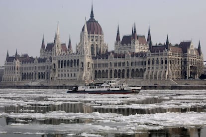 El mayor barco rompehielos de Hungr&iacute;a, el Szechenyi, de 40 metros de largo, atraviesa las aguas congeladas del Danubio a su paso por el Parlamento, en Budapest. 
 