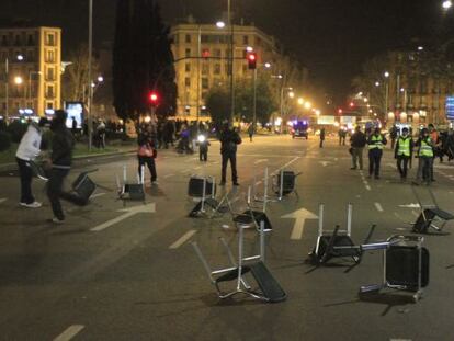 Sillas lanzadas por los manifestantes en Atocha tras las manifestaciones.