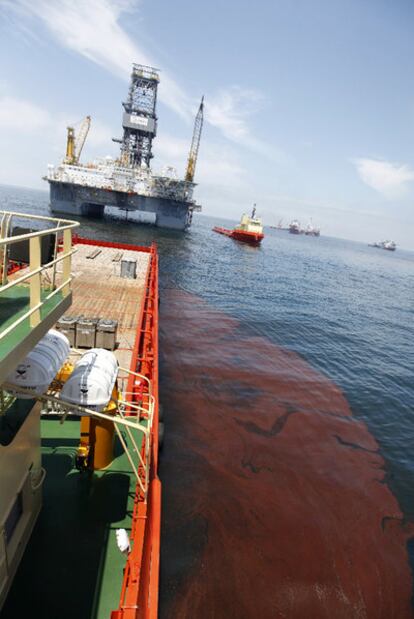 El vertido de petróleo flota junto a la plataforma <i>Deepwater horizon.</i>