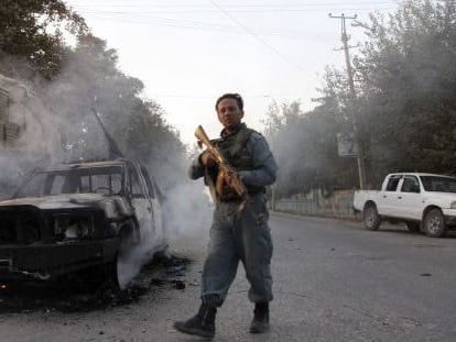 Un miembro de las fuerzas de seguridad afganas en Kunduz el pasado octubre durante una ofensiva talibán.