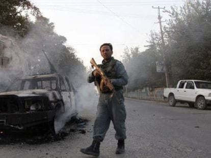 Un miembro de las fuerzas de seguridad afganas en Kunduz el pasado octubre durante una ofensiva talib&aacute;n.