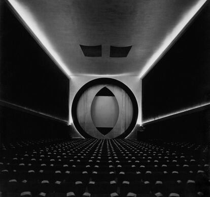 Sala del Film Guild Cinema mostrando la “screen–o–scope". Nueva York, 1929