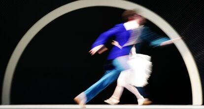 Sean Souzzi y Kathryn Morgan en la puesta en escena del ballet 'Why am I not where you are' de Bnejamiin Millepied.