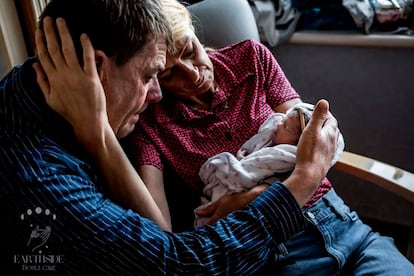 Esta imagen que se titula ‘La generación perdida’ ha sido la mejor en la categoría de Dolor y Pérdida. Realizada por Kyra Wijnhausen (Estados Unidos), en la foto una abuela sostiene a su nieto, que nació muerto, mientras mira a su hijo: “La mujer siente a la vez el dolor de extrañar a su nieto y el que siente su  hijo por perder a su bebé”.