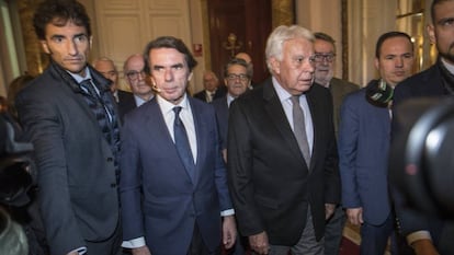 José María Aznar, segundo por la izquierda, y Felipe González, este jueves en el Congreso. En vídeo, sus declaraciones. 