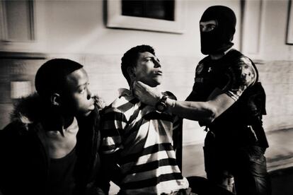 Serie 'Nota Roja'. El informe de la Organización de Estados Americanos destaca que en Honduras ocurre una muerte violenta cada 74 minutos y sin estar en guerra, fue, en 2011, la nación más violenta del mundo, accumulando 7.104 asesinatos documentados por la policía.