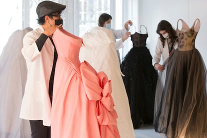 Preparación de unas de las más de 1.000 piezas que se exhiben en La Galerie del 30 de la parisiense Avenue Montaigne.