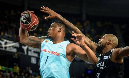 Seraphin coge un rebote ante la oposici&oacute;n de Gladness