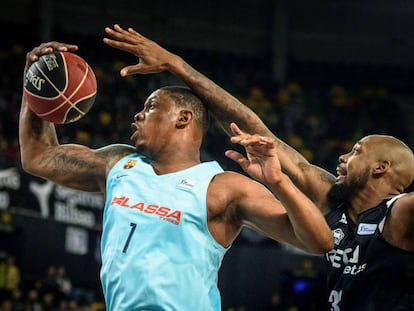 Seraphin coge un rebote ante la oposici&oacute;n de Gladness