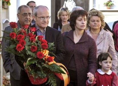 Montilla, con la hija y la nieta de Ernest Lluch, asesinado por ETA.