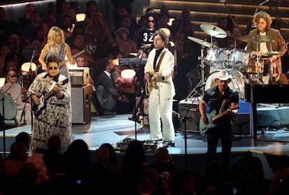 La gran banda que abrió la ceremonia. Los Dawes acompañados por Brittany Howard (guitarra), Sheryl Crow (bajo), St. Vincent (teclados), John Legend (piano) y Brad Paisley (guitarra).
