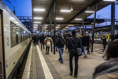 A população real de Luxemburgo é muito maior. Cerca de 140.000 'transfrontaliers', como são chamados aqueles que atravessam a fronteira diariamente, chegam todos os dias de trem ou carro da Bélgica, Alemanha ou França, os três países com os quais Luxemburgo faz fronteira.