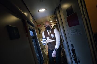 Un empleado de la ÖBB, Patrick Kocsis, encargado de atender a los viajeros de uno de los vagones del tren nocturno, se dispone a entregar un desayuno antes de la llegada a Milán.
