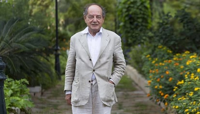 El escritor Roberto Calasso posa para la foto en Pollença, Mallorca, donde recibirá el Premio Formentor de las Letras 2016.