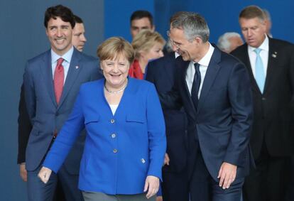 Angela Merkel junto al primer ministro canadiense, Justin Trudeau y el secretatio de la OTAN, Jens Stoltenberg, a su llegada a la cumbre.