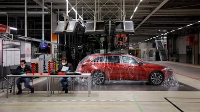 Dos trabajadores de Seat en la planta de Martorell (Barcelona).