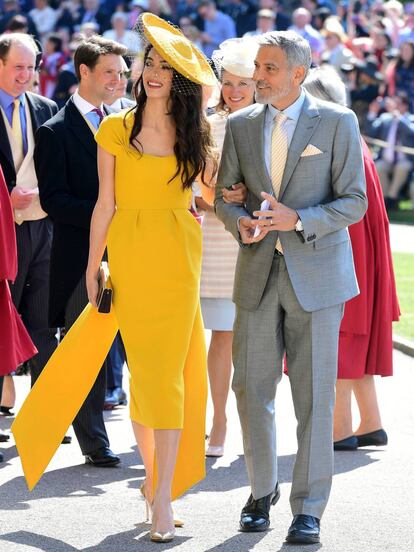 La abogada defensora de los derechos humanos Amal Clooney y su marido, el actor George Clooney, a la llegada de la boda de Meghan y Enrique.