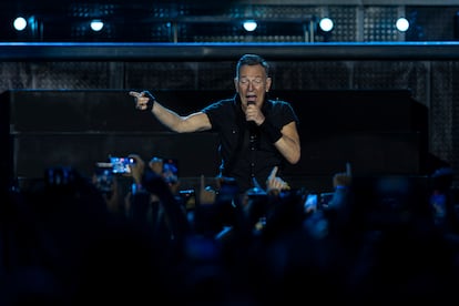 A sus 73 años, Springsteen sigue funcionando en directo, como señalan la gran mayoría de las crónicas sobre sus recitales más recientes, que coinciden en aplaudir las tres horas de música y sudor de este icono del 'rock and roll'.