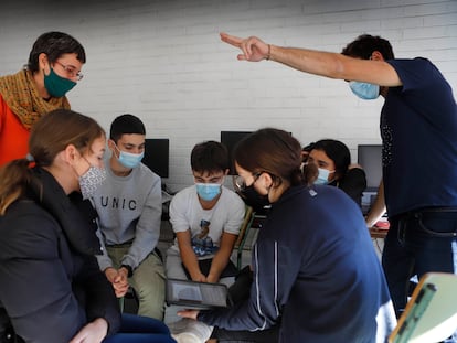 Alumnos de un instituto de Barcelona, a principios de curso.