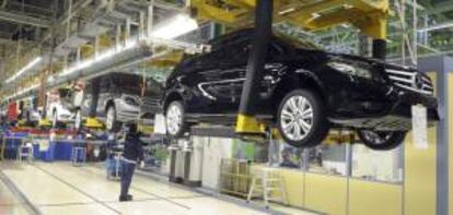 Cadena de montaje de los nuevo Mercedes Benz clase B, en la factoria de Rastatt, Alemania. EFE/Archivo