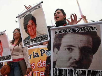Universitarios peruanos se manifiestan en Lima contra el terrorismo. 