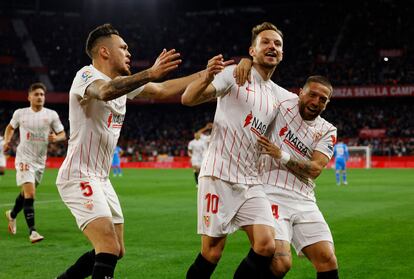 Rakitic celebra su gol en el partido del Sevilla contra el Atlético.