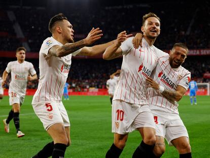 Rakitic celebra su gol en el partido del Sevilla contra el Atlético.