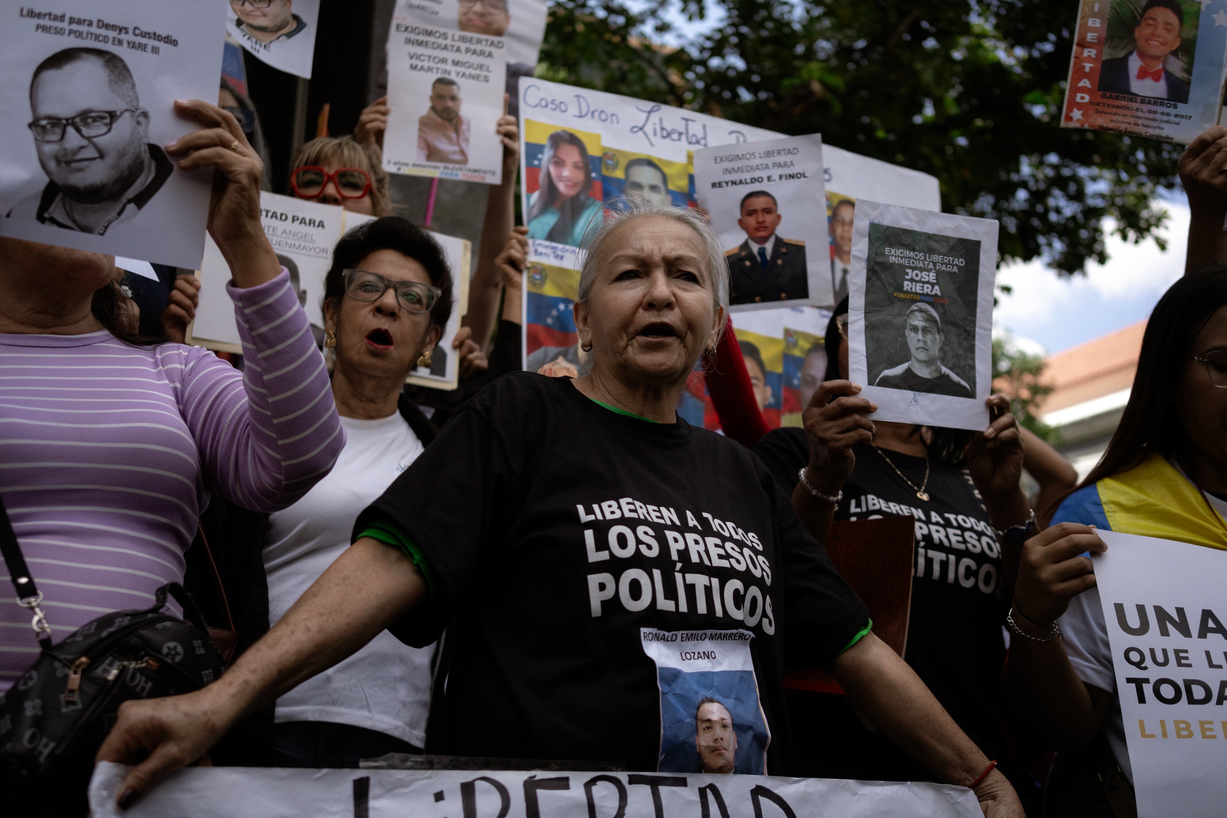 Bianca Lozano, madre de Ronald Marrero, protesta junto a otros familiares de presos políticos frente al Palacio Legislativo en Caracas, el 10 de febrero.