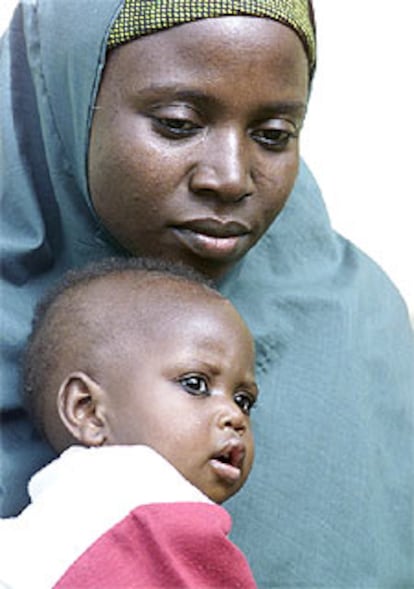Amina Lawal con su hija Wasila.