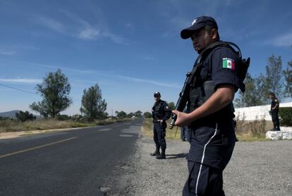 La polic&iacute;a resguarda la zona donde fue encontrado el cami&oacute;n nuclear