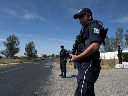 Policiais na área onde foi achado o caminhão roubado com carga radioativa.