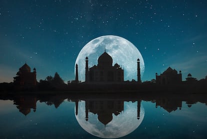 El Taj Mahal bajo la luna llena.