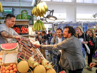 José María González, 'Kichi', el martes en un reparto de propaganda electoral en el Mercado Central de Cádiz.