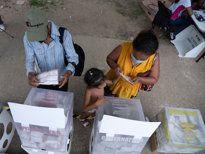 Personas emiten su voto en Acapulco (Guerrero), en las elecciones del 6 de julio de  2021.