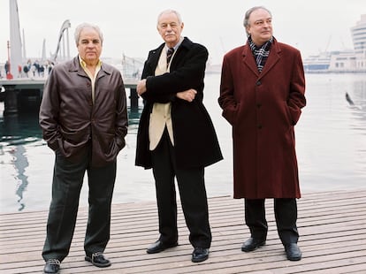 Los escritores Juan Marsé, Eduardo Mendoza y Enrique Vila-Matas, fotografiados en el Port Vell de Barcelona en 2004.