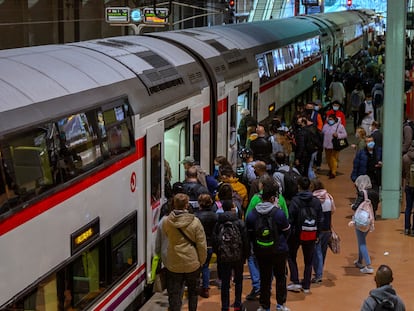 Un tren de cercanías en la estación de Atocha de Madrid, el 5 de octubre.