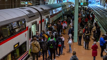 Un tren de cercanías en la estación de Atocha de Madrid, el 5 de octubre.