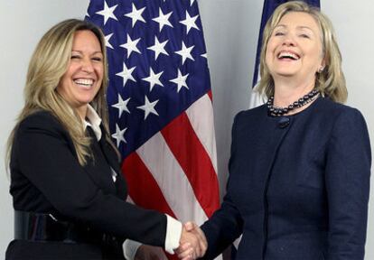 Trinidad Jiménez y Hillary Clinton antes de iniciar su primer encuentro en Lisboa