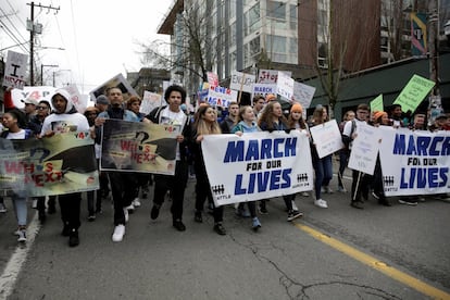 Estudantes ddurante a marcha pelo controle de armas em Seattle.