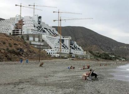 La justicia determinó la demolición del Algarrobico, construido al borde del mar en el parque natural Cabo de Gata.
