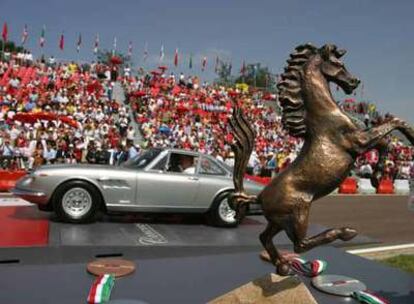 <b>El Cavallino Rampante es</b> el símbolo de Ferrari. La celebración del 60º aniversario empezó en enero en Abu Dhabi y ha dado la vuelta al mundo. En la imagen, la fiesta de Maranello.