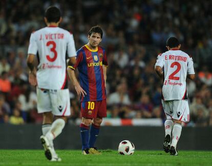 Messi, ante João Víctor, con Ratinho de espalda, en el partido del domingo entre el Barcelona y el Mallorca.