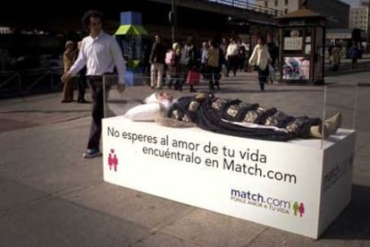 Una actriz actúa de Bella Durmiente para una campaña publicitaria.