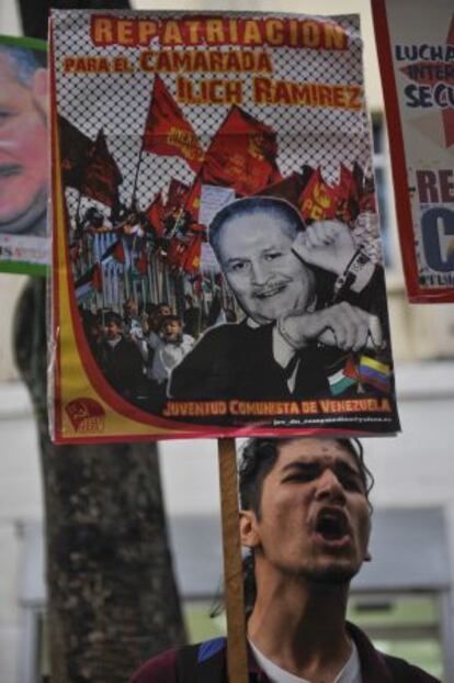 Un manifestante pide la repatriación de Carlos a Venezuela, en Caracas en 2007