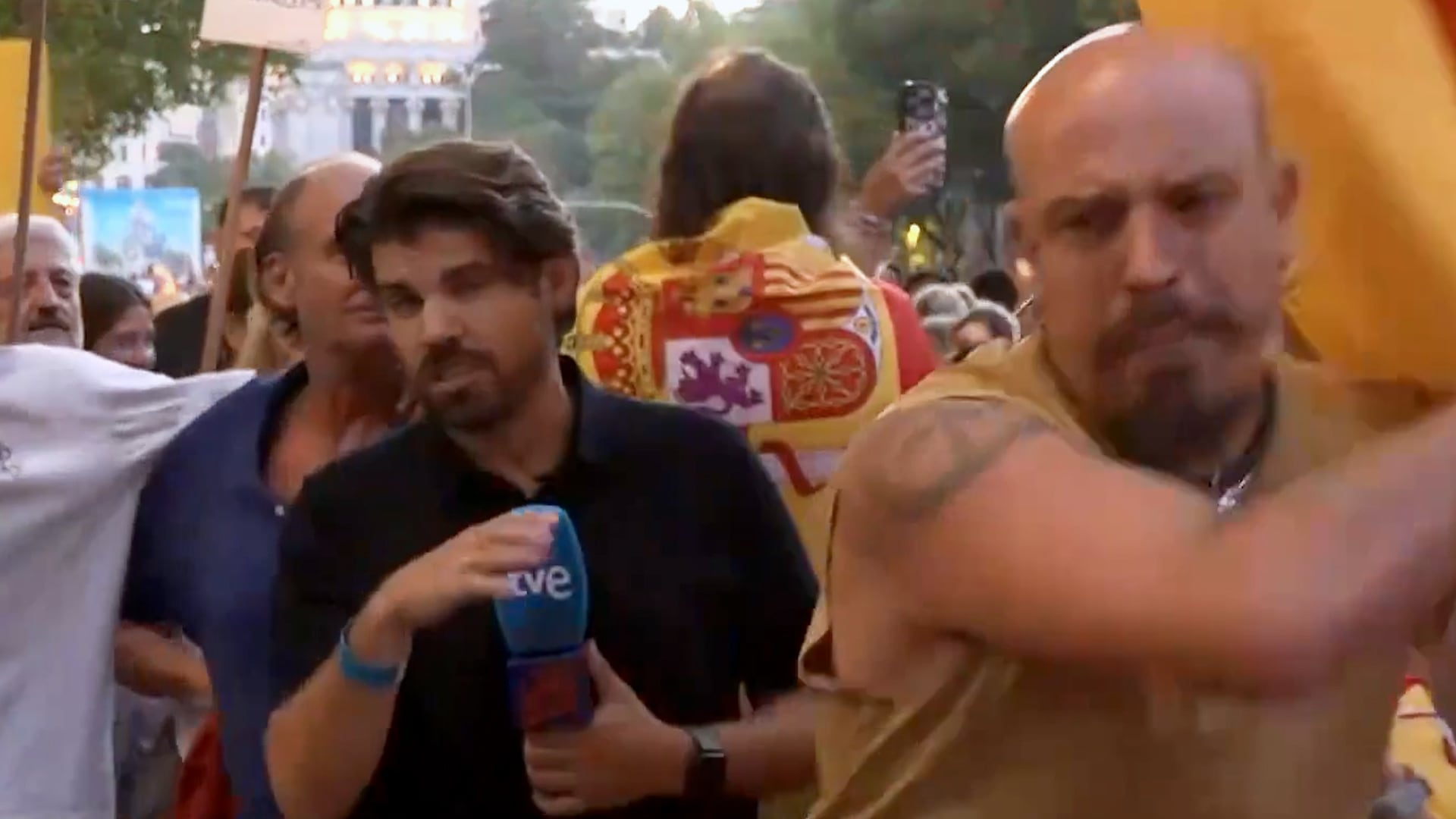 Captura de un vídeo en el que un periodista de TVE es increpado en una manifestación en Ceuta.
