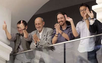 Podemos members (from left to right) Juan Carlos Monedero, Jesús Montero, Pablo Iglesias and Íñigo Errejón applaud the investiture of Manuela Carmena.